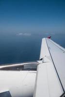 cielo azul y nubes en avion foto