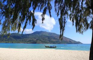 hermosa playa de arena blanca en la isla con mar cristalino, mar de andaman, tailandia foto