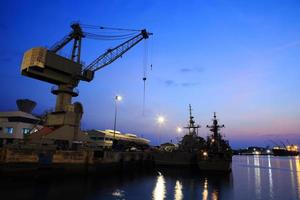 grúas en el muelle al atardecer foto