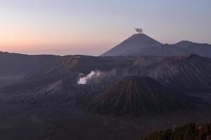 amanecer en el volcán monte bromo java oriental, indonesia. foto