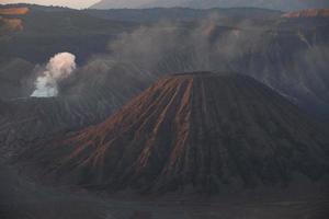 amanecer en el volcán monte bromo java oriental, indonesia. foto