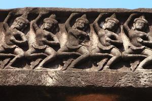 tallado en piedra arenisca en el castillo de phimai, tailandia foto