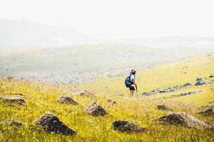 mujer excursionista en la cima de una colina foto