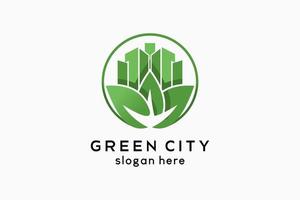diseño de logotipo de ciudad verde, icono de hoja e icono de construcción combinados con un concepto creativo en un círculo vector