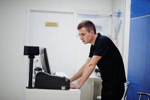 vendedor hombre consultor profesional de telefonía móvil en tienda de tecnología o tienda trabaja en el cajero. foto