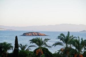 hermosa bahía de mar tropical con palmeras. paisaje escénico con islas de montaña y laguna azul en el mar Egeo. paisaje exótico. punto de referencia popular, famoso destino de bodrum, turquía. foto