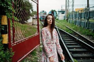 retrato de estilo de vida de una joven posando en la estación de tren. foto