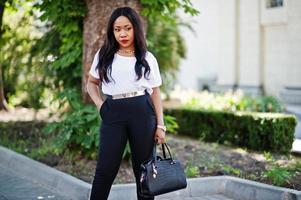 elegante mujer de negocios afroamericana en las calles de la ciudad. foto