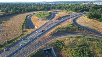 hoge hoekmening van luton airport knooppunt uitwisseling van snelwegen m1 j10 in luton city of engeland uk. het is verbinding luton city en london luton airport afbeelding gemaakt op 11 augustus 2022 met drone video