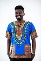 apuesto hombre negro africano con ropa tradicional foto