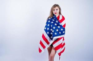 linda chica con bandera estadounidense de estados unidos aislada sobre fondo blanco. foto