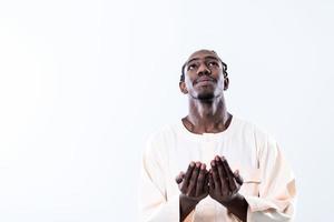 hombre africano orar a allah foto