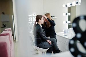 maquilladora trabaja en su salón de estudio de rostro de belleza. mujer solicitando por maestro de maquillaje profesional. concepto de club de belleza. foto