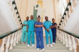 grupo de estudiantes de medicina africanos en la universidad de pie en las escaleras. foto