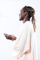 hombre africano orar a allah foto