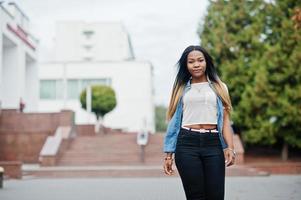 joven mujer negra posada en la ciudad. retrato único de mujeres africanas. foto