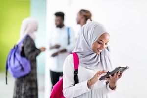 estudiante africana con un grupo de amigos foto