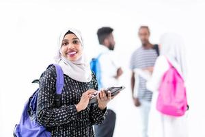 estudiante africana con un grupo de amigos foto