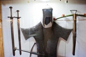 armadura de caballero como parte de una exposición en el museo. foto