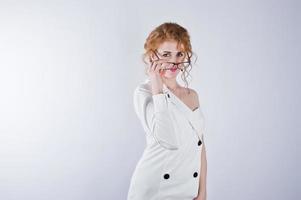 chica de pelo rizado en gafas aislado sobre fondo blanco de estudio. foto