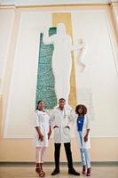 grupo de estudiantes de médicos africanos dentro de la universidad de medicina. foto