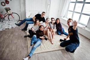 grupo de personas haciendo selfie. equipo de fotógrafos, diseñadores y modelos en sesiones fotográficas, clase magistral de profesionales. foto