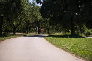 joven pareja multiétnica dando un paseo en bicicleta en la naturaleza foto