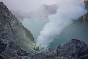 Volcán kawah ijen en Java Oriental, Indonesia foto