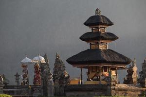 templo pura ulun danu en un lago beratan. bali foto