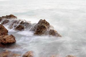 hermoso paisaje marino. Mar y roca en el atardecer foto