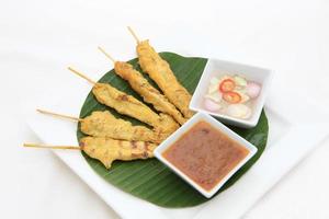 satay de cerdo asado con salsa de maní foto