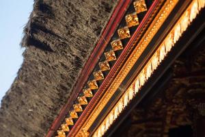 talla histórica en el templo del agua pura ulun danu bratan bali, indonesia foto