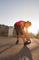 mujer atleta calentando y estirando foto