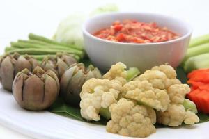 salsa de pasta de gambas y verduras frescas foto