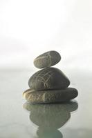 piedras zen húmedas aisladas con gotas de agua salpicadas foto