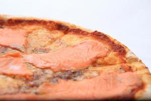 pizza con rodaja de salmón foto