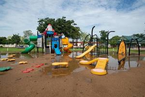 parque infantil en el jardín foto