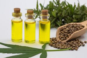 aceite de cáñamo cbd, extracto de aceite de cáñamo en botellas de vidrio, concepto de marihuana medicinal. foto