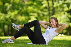 mujer estirándose antes de hacer ejercicio foto