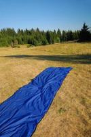 paisaje con alfombra azul foto