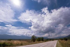 carretera asfaltada en un hermoso campo foto