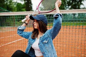 joven jugadora deportiva con raqueta de tenis en la cancha de tenis. foto