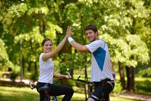 pareja feliz montando bicicleta al aire libre foto