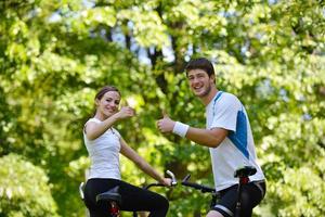 pareja feliz montando bicicleta al aire libre foto