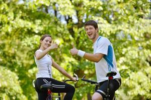 pareja feliz montando bicicleta al aire libre foto