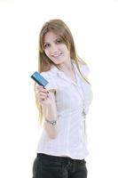 mujer joven con tarjeta de crédito foto