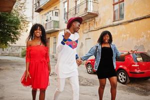 grupo de tres elegantes amigos de moda afro francia posaron en el día de otoño. modelo de hombre africano negro con dos mujeres de piel oscura. foto