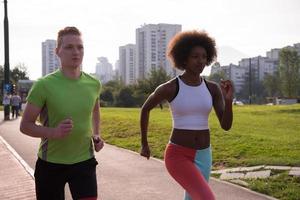 grupo multiétnico de personas en el jogging foto