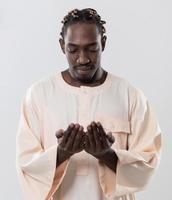 hombre africano orar a allah foto