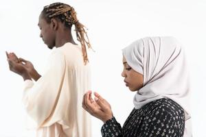 pareja musulmana africana rezando foto